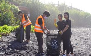 Pengabdian Kepada Masyarakat, Mahasiswa FIB Unud Bersih-bersih di Pantai Purnama