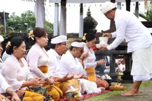 Wali Kota Jaya Negara dan Wawali Arya Wibawa Ngaturang Bhakti Pujawali di Pura Pengubengan Besakih