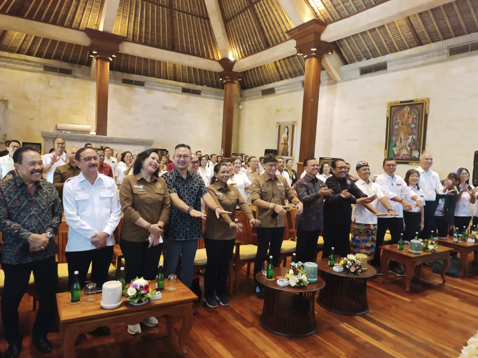 Foto Bersama Menparekraf RI Sandiaga Uno didampingi Ketua PHRI Bali Cok Ace dan Sekda Dewa Indra bersama seluruh peserta Seminar Nasional.