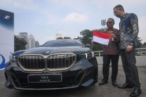 Sekretaris Kementrian Sekretariat Negara Setya Utama (kiri) dan Presiden Direktur BMW Group Indonesia _Ramesh Divyanathan (kanan) berbincang usai serah terima mobil listrik BMW i5 dan BMW i7