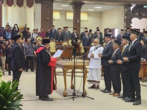 Proses Pelantikan dan Pengambilan Sumpah Jabatan Pimpinan DPRD Bali
