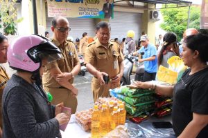 Sekd Alit Wiradana meninjau Pasar Murah