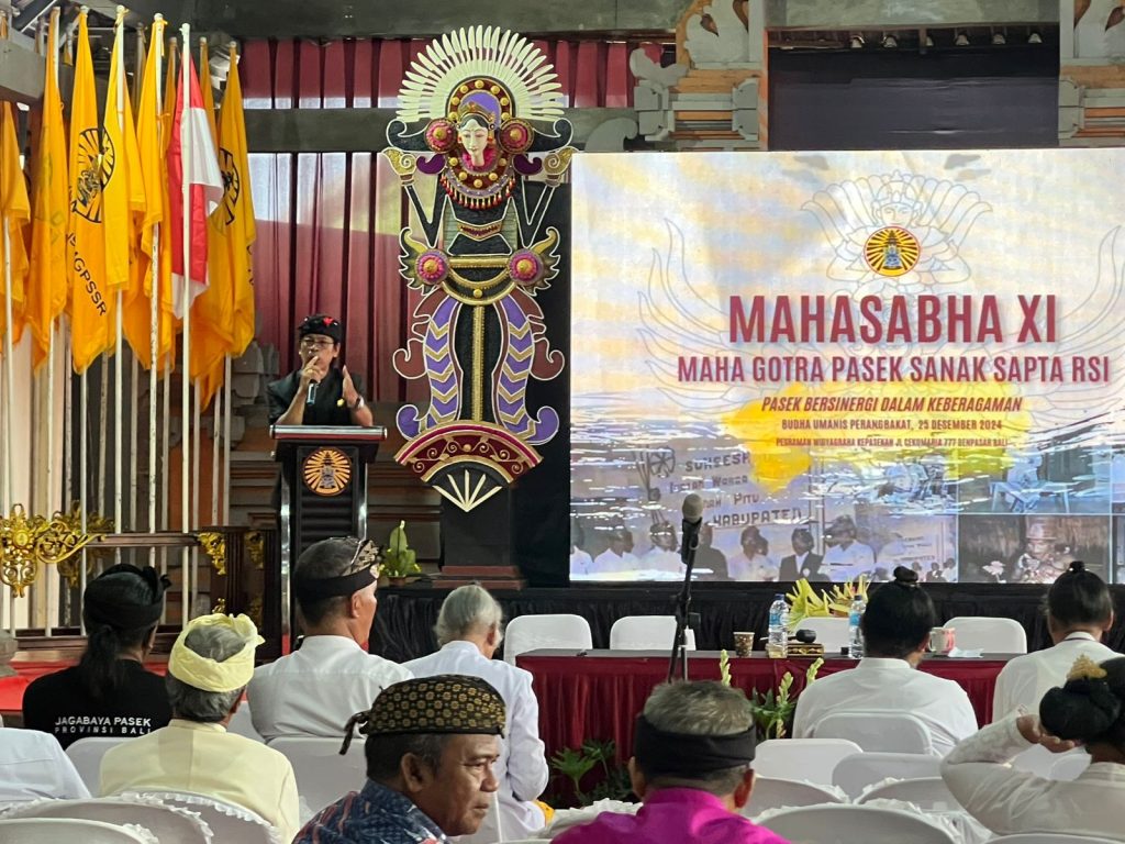 Ketua MGPSSR Bali Nyoman Kenak (di podium) saat memberikan sambutan dalam Mahasabha, Rabu (25/12).