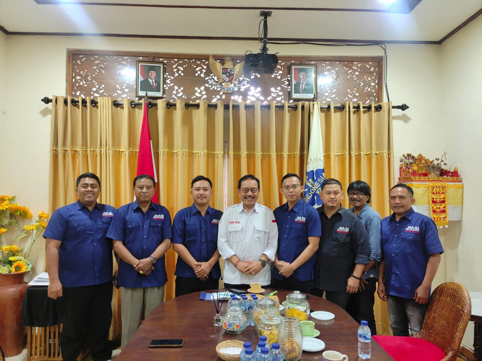 Foto bersama Ketua Dewan Pembina dan Pengurus Daerah JMSI Provinsi Bali