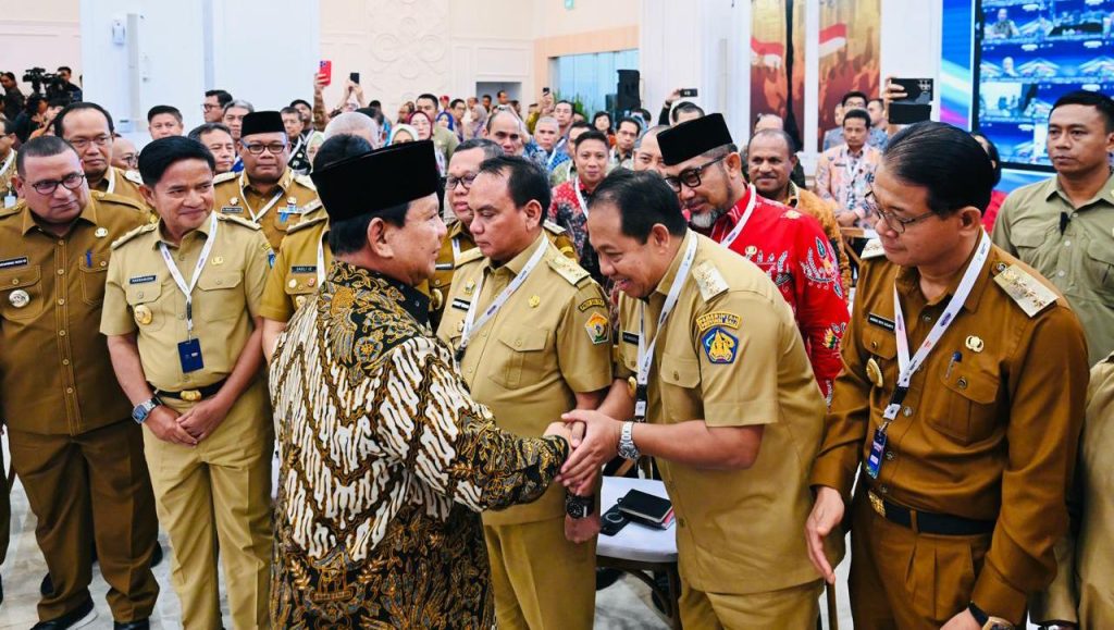 Pj Gubernur Bali SM Mahendra Jaya bersalaman dengan Presiden RI Prabowo Subianto usai Musyawarah Perencanaan Pembangunan Nasional (Musrenbangnas) Rencana Pembangunan Jangka Menengah Nasional (RPJMN) Tahun 2025–2029