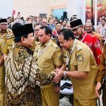 Pj Gubernur Bali SM Mahendra Jaya bersalaman dengan Presiden RI Prabowo Subianto usai Musyawarah Perencanaan Pembangunan Nasional (Musrenbangnas) Rencana Pembangunan Jangka Menengah Nasional (RPJMN) Tahun 2025–2029