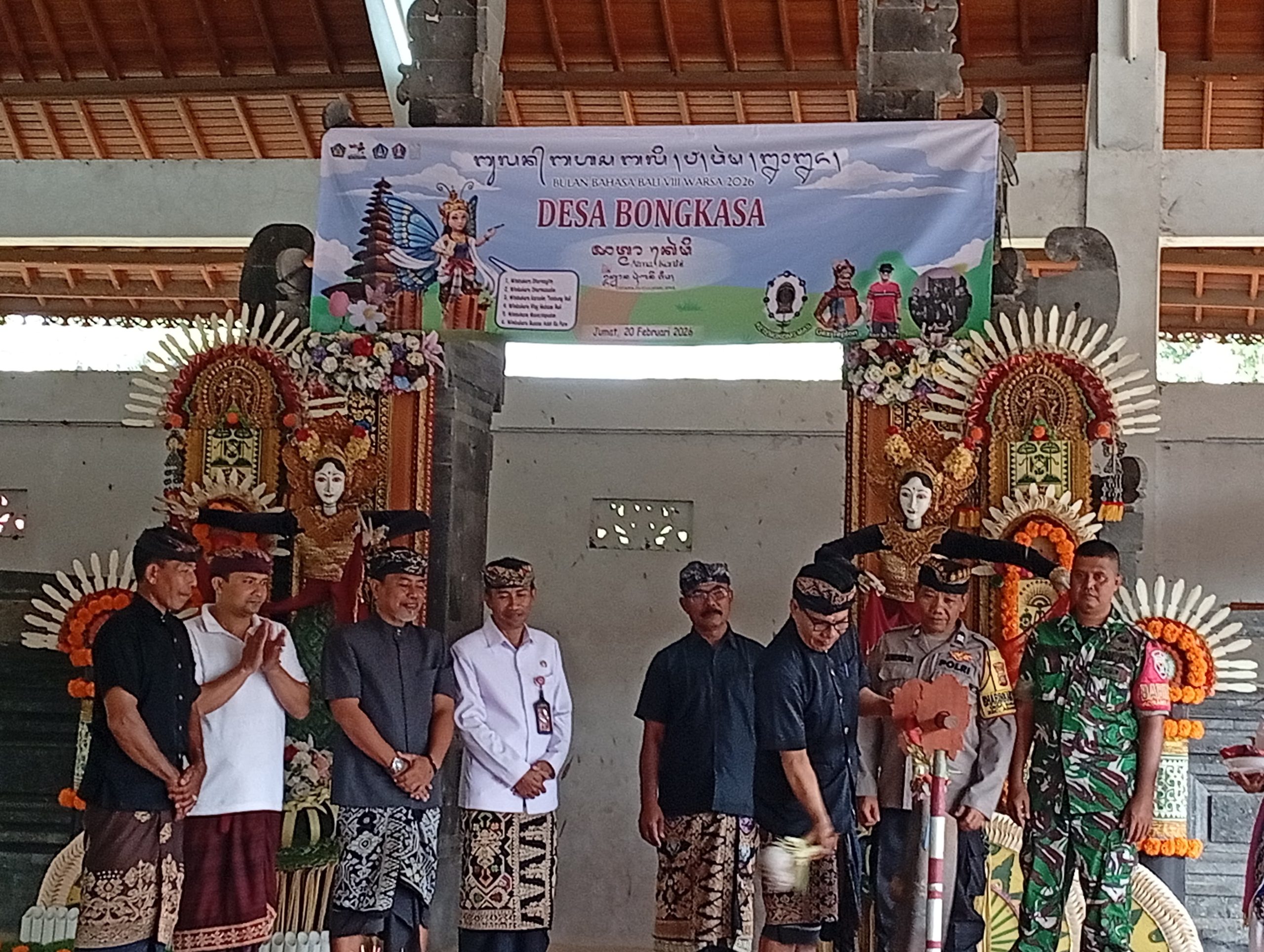 Pj. Perbekel Desa Bongkasa Memukul Gong saat Pembukaan Bulan Bahasa Bali Desa Bongkasa, Jumat (20/2/2026) di Wantilan Desa Bongkasa.