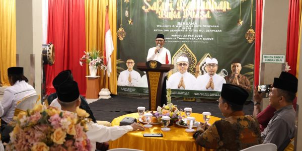 Wali Kota Denpasar, I Gusti Ngurah Jaya Negara menghadiri Buka Puasa Bersama di Musholla Thoriqussalam, Sanur, Denpasar Selatan pada Minggu (22/2).