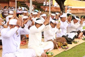 Persembahyangan bersama dipimpin Walikota Denpasar, IGN Jaya Negara didampingi Sekda Kota Denpasar, IGN Eddy Mulya di Pura Agung Jagatnatha, Denpasar, Senin (23/2).