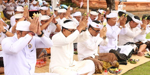 Persembahyangan bersama dipimpin Walikota Denpasar, IGN Jaya Negara didampingi Sekda Kota Denpasar, IGN Eddy Mulya di Pura Agung Jagatnatha, Denpasar, Senin (23/2).