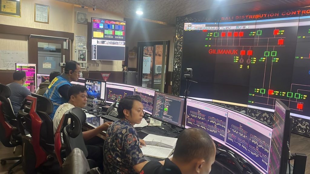 Petugas Unit Pelaksana Pengaturan Distribusi Bali sedang melakukan kordinasi saat proses penormalan.