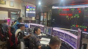 Petugas Unit Pelaksana Pengaturan Distribusi Bali sedang melakukan kordinasi saat proses penormalan.