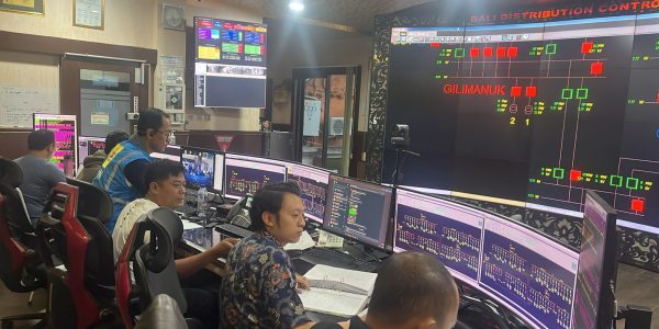 Petugas Unit Pelaksana Pengaturan Distribusi Bali sedang melakukan kordinasi saat proses penormalan.