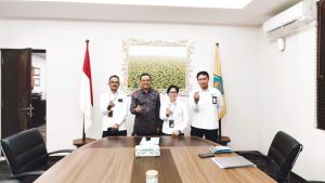 Kepala BKKBN Provinsi Bali, Dr.dr.Ni Luh Gede Sukardiasih (dua dari kanan) bersama Sekda Bali Dewa Made Indra (dua dari kiri).