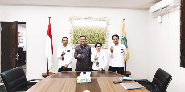 Kepala BKKBN Provinsi Bali, Dr.dr.Ni Luh Gede Sukardiasih (dua dari kanan) bersama Sekda Bali Dewa Made Indra (dua dari kiri).