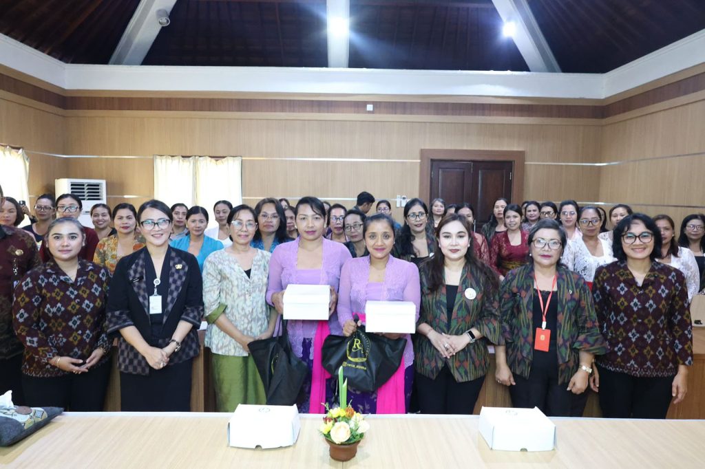 TP PKK Kecamatan Denpasar Selatan mengikuti pelatihan tata rias dan sanggul hasil kolaborasi Forum PUSPA Provinsi Bali dan Dinas Sosial P3A Provinsi Bali di Kantor Lurah Sanur, Selasa (24/2).