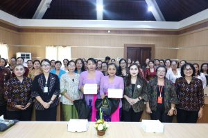 TP PKK Kecamatan Denpasar Selatan mengikuti pelatihan tata rias dan sanggul hasil kolaborasi Forum PUSPA Provinsi Bali dan Dinas Sosial P3A Provinsi Bali di Kantor Lurah Sanur, Selasa (24/2).