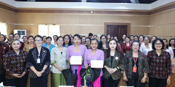 TP PKK Kecamatan Denpasar Selatan mengikuti pelatihan tata rias dan sanggul hasil kolaborasi Forum PUSPA Provinsi Bali dan Dinas Sosial P3A Provinsi Bali di Kantor Lurah Sanur, Selasa (24/2).