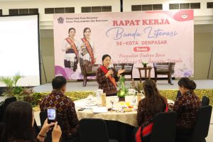 Bunda Literasi Kota Denpasar Ny. Sagung Antari Jaya Negara saat menghadiri Rapat Kerja Bunda Literasi se-Kota Denpasar Tahun 2026 di Mercure Bali Sanur Resort, Selasa (24/2).