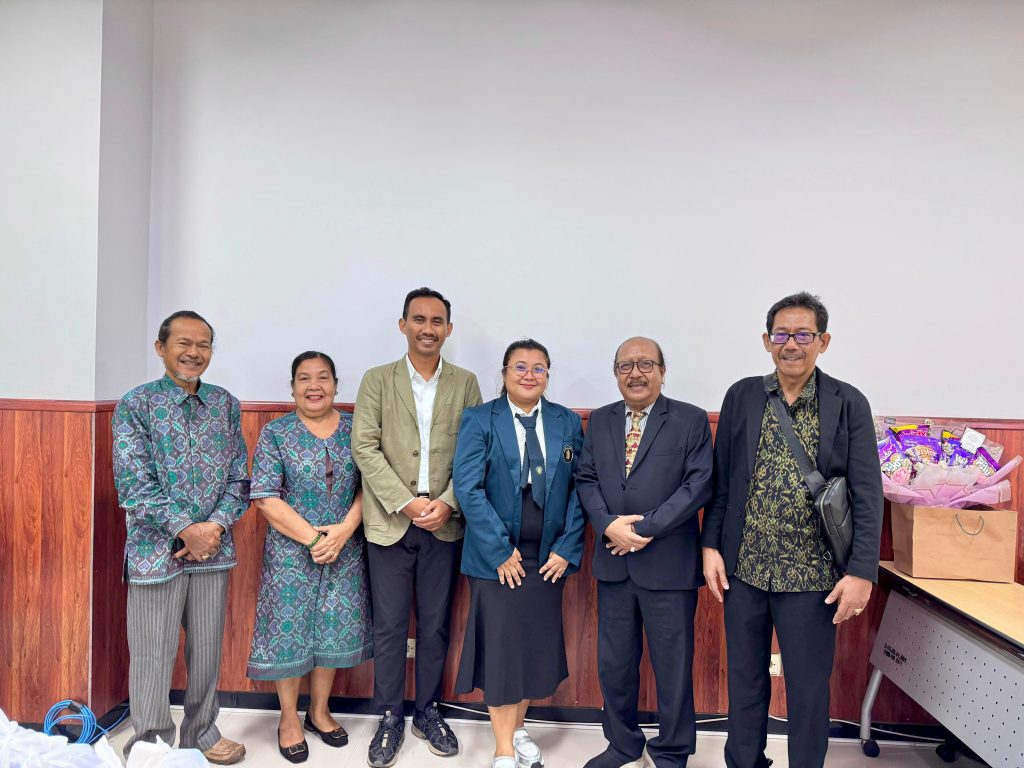 Dr. Putu Dian Pradnyanitasari, S.S.T., M.Si (tiga dari kanan) usai Ujian Terbuka Promosi Doktor di Universitas Brawijaya, Malang pada Selasa (24/02/26).