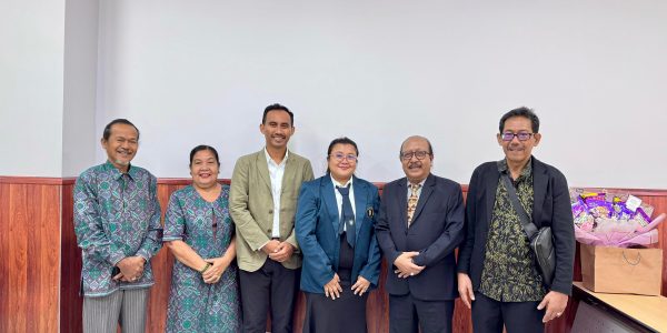 Dr. Putu Dian Pradnyanitasari, S.S.T., M.Si (tiga dari kanan) usai Ujian Terbuka Promosi Doktor di Universitas Brawijaya, Malang pada Selasa (24/02/26).