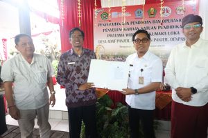 Wakil Wali Kota Denpasar, I Kadek Agus Arya Wibawa, menerima izin operasional Pratama Widyalaya Kumara Loka dari Kepala Kanwil Kementerian Agama Provinsi Bali, I Gusti Made Sunartha, di Panjer, Denpasar, Rabu (25/2).