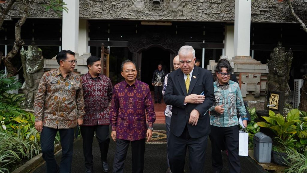 Duta Besar Amerika Serikat untuk Indonesia Peter Mark Haymond (depan kanan) bersama Gubernur Wayan Koster (depan kiri).