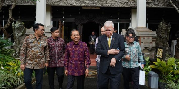 Duta Besar Amerika Serikat untuk Indonesia Peter Mark Haymond (depan kanan) bersama Gubernur Wayan Koster (depan kiri).