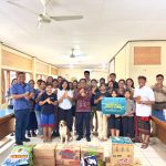 Ketua Panitia HUT LLDikti VIII Prof. Dr. Ir. I Gde Suranaya Pandit (tengah) saat berbagi di Panti Asuhan Tat Twan Asi, Denpasar, Rabu (25/2/2026).