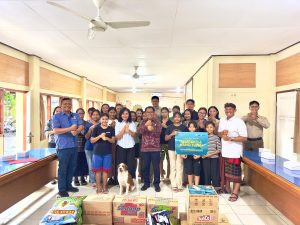 Ketua Panitia HUT LLDikti VIII Prof. Dr. Ir. I Gde Suranaya Pandit (tengah) saat berbagi di Panti Asuhan Tat Twan Asi, Denpasar, Rabu (25/2/2026).