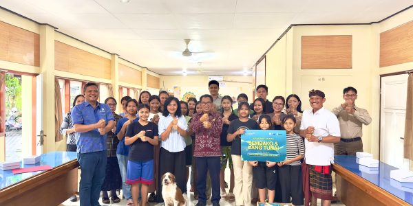 Ketua Panitia HUT LLDikti VIII Prof. Dr. Ir. I Gde Suranaya Pandit (tengah) saat berbagi di Panti Asuhan Tat Twan Asi, Denpasar, Rabu (25/2/2026).