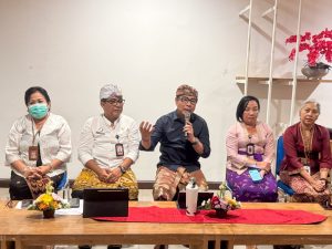 Wakil Wali Kota Denpasar, I Kadek Agus Arya Wibawa bersama Kadis Kominfos Kota Denpasar, I Gde Wirakusuma Wahyudi saat melaksanakan Jumpa Pers DTIK Festival Tahun 2026 di Dharma Negara Alaya Kota Denpasar, Kamis (26/2).
