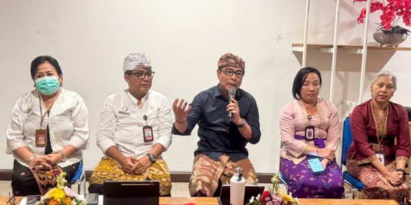 Wakil Wali Kota Denpasar, I Kadek Agus Arya Wibawa bersama Kadis Kominfos Kota Denpasar, I Gde Wirakusuma Wahyudi saat melaksanakan Jumpa Pers DTIK Festival Tahun 2026 di Dharma Negara Alaya Kota Denpasar, Kamis (26/2).