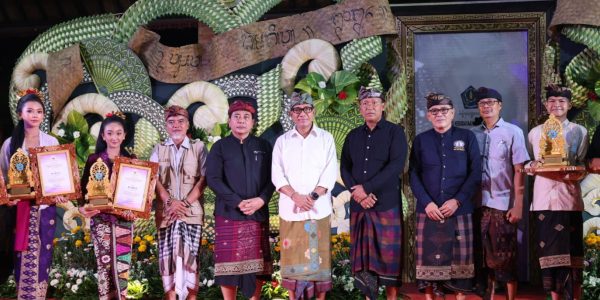 Sekretaris Daerah Kota Denpasar, I Gusti Ngurah Eddy Mulya, menutup Utsawa Dharma Gita dan Bulan Bahasa Bali Kota Denpasar Tahun 2026 di Wantilan Pura Agung Lokanatha, Kamis (26/2).