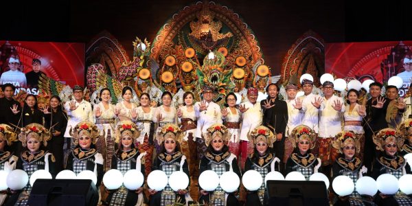 Wali Kota Denpasar, I Gusti Ngurah Jaya Negara bersama Wakil Walikota Denpasar, I Kadek Agus Arya Wibawa dan tamu undangan lainnya dalam kesempatan pelaksanaan Apel Peringatan Hut Ke-238 Kota Denpasar, Jumat (27/2) di Lapangan Lumintang, Denpasar.