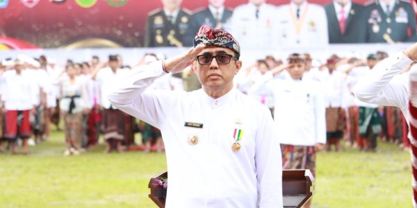 Wali Kota Denpasar, I Gusti Ngurah Jaya Negara bersama Wakil Walikota Denpasar, I Kadek Agus Arya Wibawa dan tamu undangan lainnya dalam kesempatan pelaksanaan Apel Peringatan Hut Ke-238 Kota Denpasar, Jumat (27/2) di Lapangan Lumintang, Denpasar.