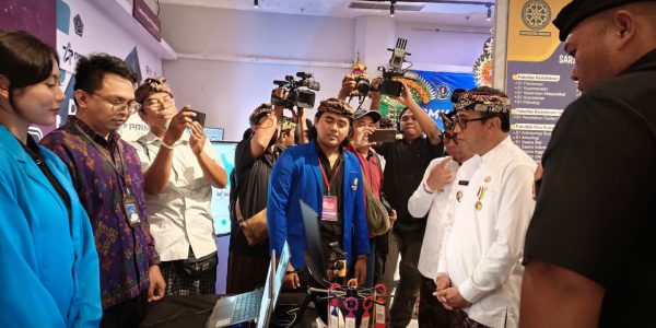 Inovasi Automatic Water Level Recorder Warmadewa ditinjau Wali Kota Denpasar ajang DTIK, Jumat (27/2).