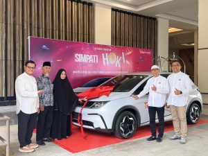 Siti Dewi Masithoh (tiga dari kiri) , pelanggan setia Telkomsel asal Bima, berhasil membawa pulang hadiah utama berupa mobil listrik BYD program Simpati Hoki.