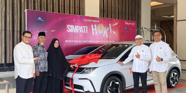 Siti Dewi Masithoh (tiga dari kiri) , pelanggan setia Telkomsel asal Bima, berhasil membawa pulang hadiah utama berupa mobil listrik BYD program Simpati Hoki.