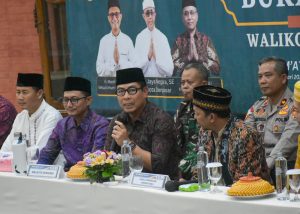Wakil Wali Kota I Kadek Agus Arya Wibawa, bersama Sekda Kota Denpasar, IGN Eddy Mulya saat menghadiri Buka Puasa Bersama di Masjid Al-Amanah, Gedung Keuangan Negara, Desa Sumerta Kelod, Jumat (27/2).