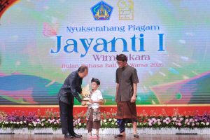 Penyerahan Penghargaan Kerthi Nugraha Mahottama saat Penutupan Bulan Bahasa Bali.