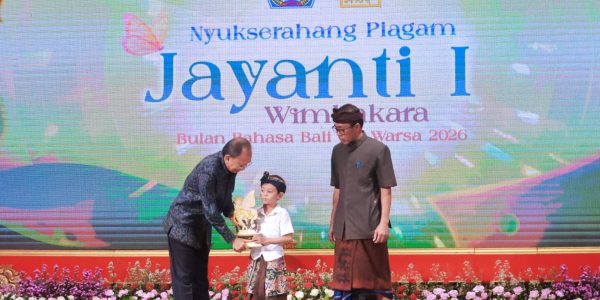 Penyerahan Penghargaan Kerthi Nugraha Mahottama saat Penutupan Bulan Bahasa Bali.