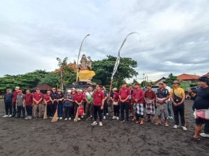 Wakil Wali Kota Denpasar, I Kadek Agus Arya Wibawa memimpin aksi bersih-bersih serentak se-Bali di kawasan Pantai Biaung, Desa Kesiman Kertalangu, Denpasar Timur, Minggu (1/3).