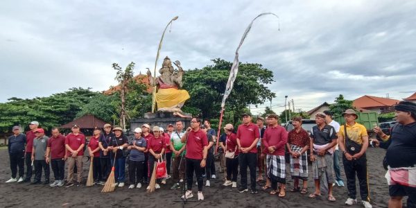 Wakil Wali Kota Denpasar, I Kadek Agus Arya Wibawa memimpin aksi bersih-bersih serentak se-Bali di kawasan Pantai Biaung, Desa Kesiman Kertalangu, Denpasar Timur, Minggu (1/3).