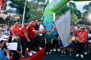 Wakil Wali Kota Denpasar, I Kadek Agus Arya Wibawa membuka secara resmi Jalan Sehat serangkain Peringatan HUT ke- 238 Kota Denpasar yang ditandai dengan pengibasan bendera start di depan Gedung Dharma Negara Alaya, Lumintang, Minggu (1/3) pagi.