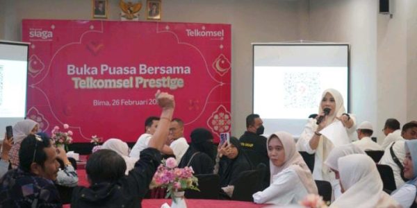 Momen Berbuka Telkomsel dengan Pelanggan di Bima.
