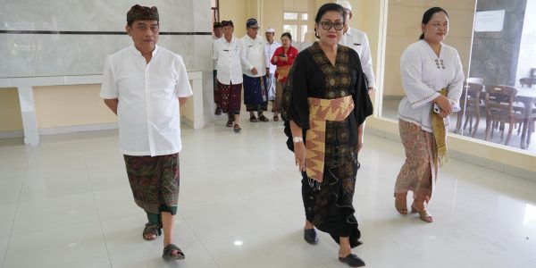 Ketua Tim Pembina Posyandu Provinsi Bali, Putri Koster, meninjau langsung kesiapan pelaksanaan Bimbingan Teknis (Bimtek).