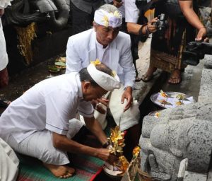 Gubernur Bali Wayan Koster Mendem Pedagingan.