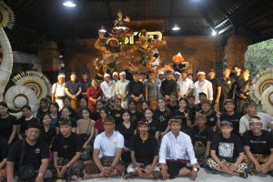 Wakil Walikota Denpasar, I Kadek Agus Arya Wibawa saat mengunjungi 16 Besar Ogoh-ogoh Kasanga Festival Icaka Warsa 1948 Tahun 2026 pada Senin (3/2) malam.