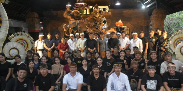 Wakil Walikota Denpasar, I Kadek Agus Arya Wibawa saat mengunjungi 16 Besar Ogoh-ogoh Kasanga Festival Icaka Warsa 1948 Tahun 2026 pada Senin (3/2) malam.